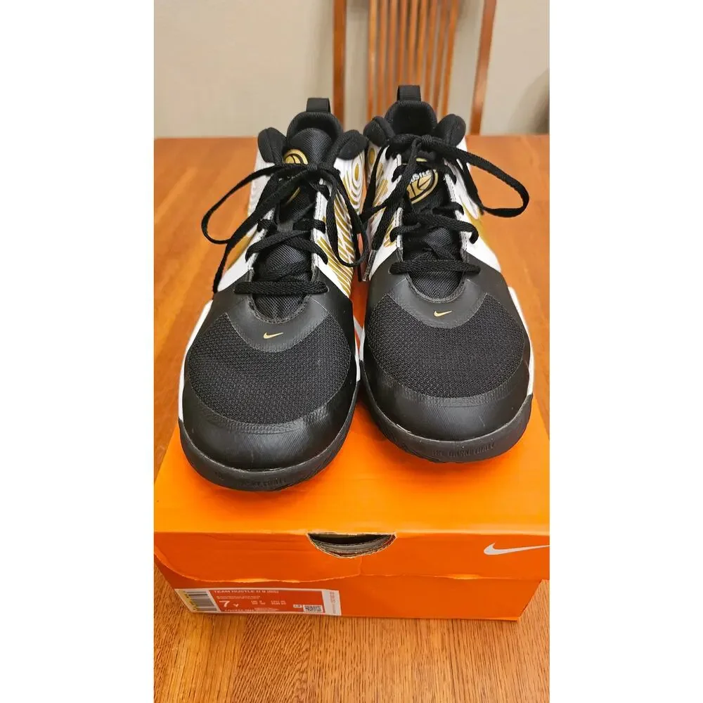 Nike Boys Team Hustle AQ4224-004 Black White Basketball‎ Shoes Sneakers Sz 7Y